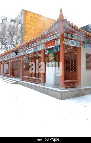 Sun Yat-Sen Park aka Ort Su Yat-Sen mit einem Bronze Lebensgroßen Büste von Dr. Sun Yat-Sen der Gründungsvater der Republik China in einem Snow Day in Chinatown. Montreal, Quebec, Kanada Stockfoto