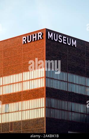 Essen, Ruhrgebiet, Nordrhein-Westfalen, Deutschland - Ruhr Museum auf Zeche Zollverein, die zum UNESCO-Weltkulturerbe Zollverein, beleuchtete Schriftzug auf den Fa Stockfoto