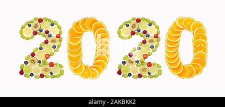 Frohes Neues Jahr 2020. Nummer 2020 aus tropischen und exotischen Früchten. Frische Früchte und Beeren, die 2020 mit einer Aufschrift versehen wurden. Kreative Typografie Stockfoto