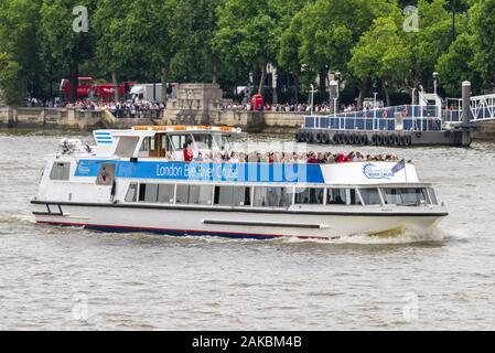 Eine Bootsfahrt "London Eye River Cruise Boot auf der Themse mit Passagieren an Bord auf einer Sightseeing Tour, London, UK Stockfoto