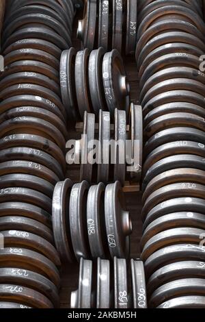 Eisenbahn mit neuen Räder geladen. Stockfoto