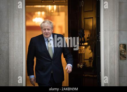 Premierminister Boris Johnson Blätter 10 Downing Street, London, zu grüßen, der Präsident der EU-Kommission Ursula von der Leyen. Stockfoto