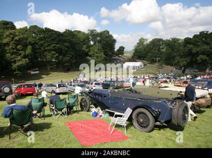 Zuschauer verfolgen die Aktion im Prescott Hill Climb Sitzung des Vintage Sports-Car Club. Stockfoto