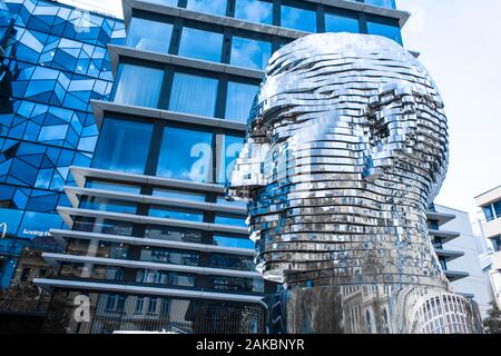 Beweglichen Denkmal Kopf Franz Kafka im Zentrum von Prag. art-Objekt verchromt glänzend Skulptur von 64 Platten Stockfoto