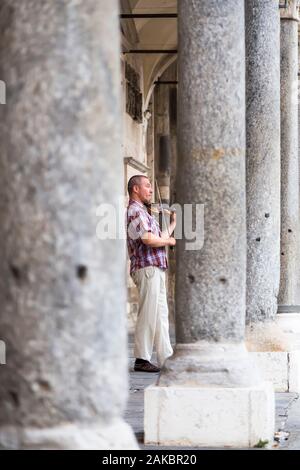 Ein strassenmusiker Spielen der Violine am Eingang der Kathedrale der Stadt Cremona. Cremona. Italien Stockfoto