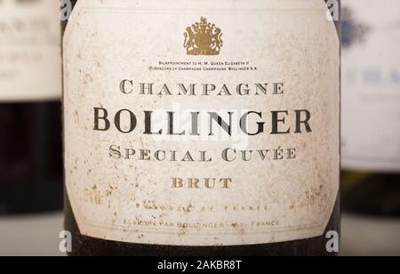 Eine Nahaufnahme des Etiketts auf einer Flasche Bollinger Champagner. Royal Warrant, der nach dem Tod der Königin entfernt wird. Stockfoto