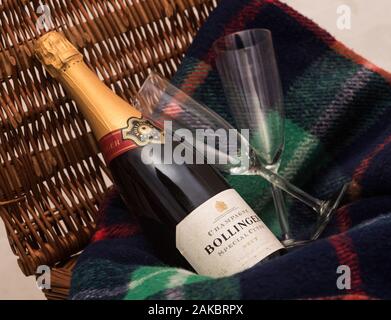 Eine ungeöffnete Flasche Bollinger Champagner mit ein paar Flötengläsern. Royal Warrant, der nach dem Tod der Königin entfernt wird. Stockfoto