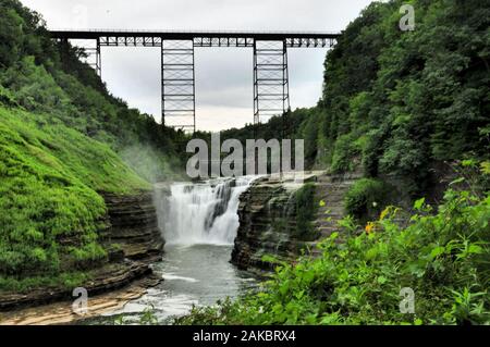 Brücke über die oberen Wasserfälle im Letchworth State Park im Upstate New Yo Stockfoto