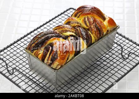 Hausgemachte Schokolade babka, schwenken Brioche mit Schokolade Stockfoto
