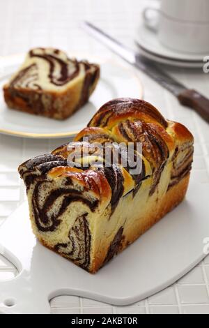 Hausgemachte Schokolade babka, schwenken Brioche mit Schokolade Stockfoto