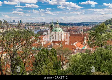 Blick von der alten königlichen Palast in Prag auf die Stadt und die Kirche St. Nikolaus. Prag. Der Tschechischen Republik Stockfoto