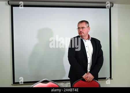 Kassel, Deutschland. 08 Jan, 2020. Frank Hannig, Anwalt der Hauptverdächtige Stephan E. in der lübcke Mordfall, steht vor seinem Stuhl vor der Pressekonferenz. Stephan E. machte eine neue Erklärung im Laufe des Tages vor dem Ermittlungsrichter des Bundesgerichtshofs. Quelle: Uwe Zucchi/dpa/Alamy leben Nachrichten Stockfoto