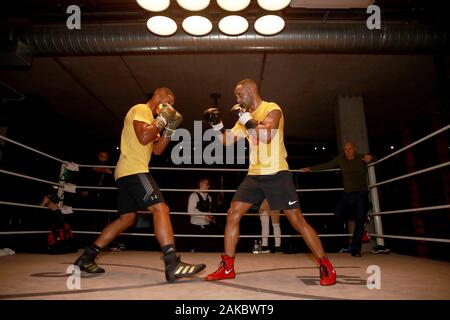Kell Brook (links) und Kid Galahad bei 12 x 3 Gym, London. Stockfoto