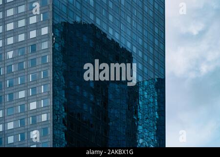 Hohen Bürogebäudes mit Spiegel windows mit Reflexionen von in der Nähe befindlichen Gebäude, im Geschäftsviertel La Défense, Paris, Frankreich. Modernität und Business Stockfoto