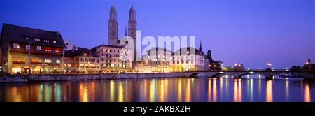 Stadtbild bei Nacht, Geschäftsviertel, Limmatquai, Zürich, Schweiz Stockfoto