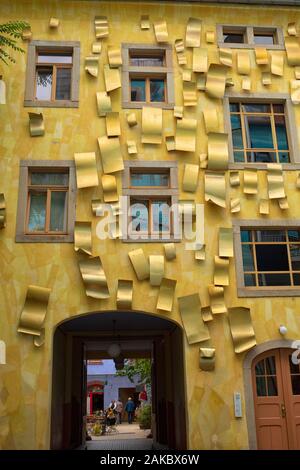 Gelbes Haus Fassade mit Aluminium Bleche, Kunst Projekt für das Element Licht, Innenhof der Elemente, Kunsthofpassage, Dresden, Deutschland Stockfoto