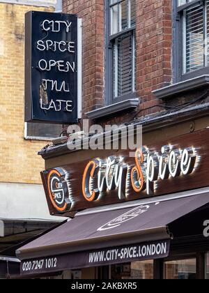 LONDON, Großbritannien - 27. JANUAR 2019: Schild über dem City Spices Curry House Restaurant in Brick Lane Stockfoto