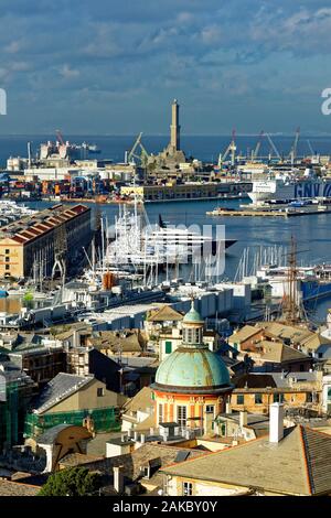 Italien, Ligurien, Genua, Panorama vom Castelletto Mirador mit Hafen, Leuchtturm auch "Torre della Lanterna oder La Lanterna auf San Benigno Hill Stockfoto