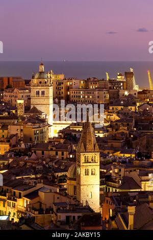 Italien, Ligurien, Genua, Panorama vom Castelletto Mirador mit der Kathedrale San Lorenzo Stockfoto