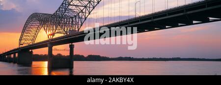 Hernandez Desoto Brücke über den Mississippi River bei Sonnenuntergang, Memphis, Tennessee, USA Stockfoto