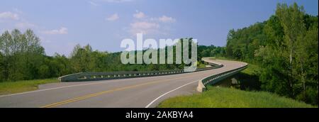 Leere Straße durch eine Landschaft, die nationalen Natchez Trace Parkway, Tennessee, USA Stockfoto