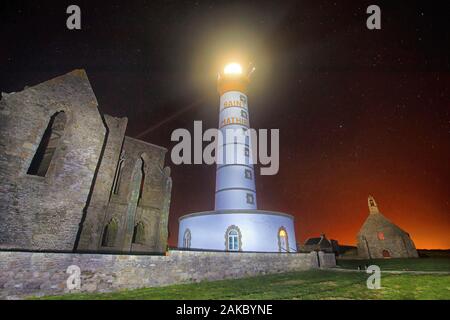 Frankreich, Finistere, Ploumoguer, Pointe Saint-Mathieu und den Leuchtturm von Saint-Mathieu von 1835, die Abtei Saint-Mathieu de Fine-Terre und die Semaphore von 1906 in der Nacht Stockfoto