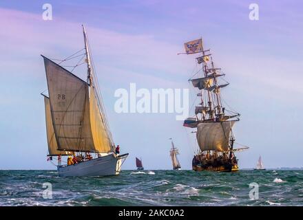 Frankreich, Morbihan, Golf von Morbihan, Locmariaquer, der Martroger III, ehemaliger Dundee segeln Boje, und Shtandart, Replik der Russischen Fregatte Golf Woche von Morbihan, 2019 Edition Stockfoto