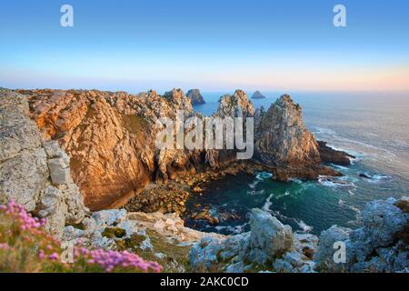 Frankreich, Finistere, Halbinsel Crozon, Camaret-sur-Mer, Sonnenuntergang auf der Pointe de Pen-Hir und Tas de Pois Stockfoto