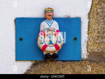 Frankreich, Morbihan, La Trinité-sur-Mer, Objekt der marine Dekoration im Dorf Stockfoto