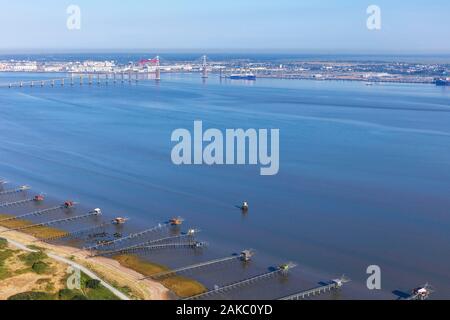 Frankreich, Loire Atlantique, St. Brevin, Fischerei an der Loire-mündung und St Nazaire Brücke (Luftbild) Stockfoto