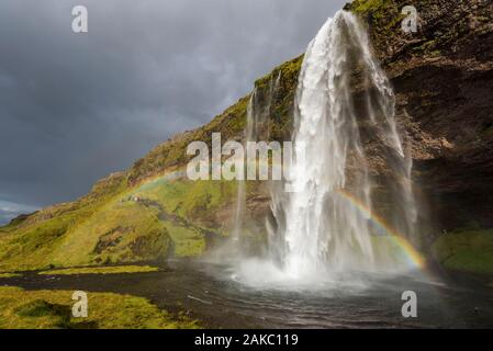 Island, Sudurland, Wasserfall Seljalandsfoss, Regenbogen Stockfoto