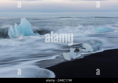 Island, austurland Region, Breidhamerkursandur, Eisberg auf einem vulkanischen Strand angeschwemmt Neben der Gletscherlagune Jokulsarlon Stockfoto