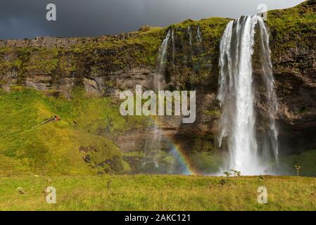 Island, Sudurland, Wasserfall Seljalandsfoss, Regenbogen Stockfoto