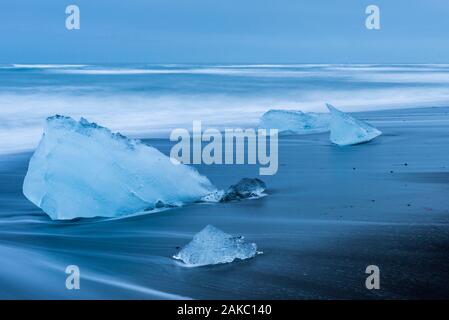 Island, austurland Region, Breidhamerkursandur, Eisberg auf einem vulkanischen Strand angeschwemmt Neben der Gletscherlagune Jokulsarlon Stockfoto