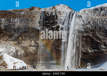 Island, Sudurland, Wasserfall Seljalandsfoss, Regenbogen Stockfoto