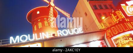Kabarett Gebäude von Moulin Rouge bei Nacht, Paris, Frankreich Stockfoto