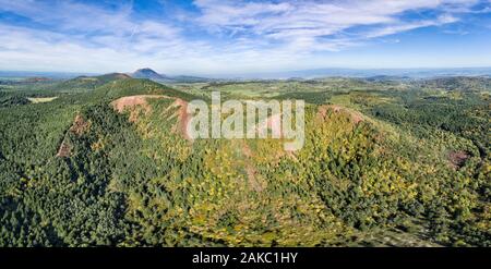 Frankreich, Puy de Dome, Aydat, Regionaler Naturpark der Vulkane der Auvergne, als Weltkulturerbe von der UNESCO, Puy de la Vache und Puy de Lassolas (Luftbild) Stockfoto