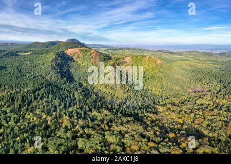 Frankreich, Puy de Dome, Aydat, Regionaler Naturpark der Vulkane der Auvergne, als Weltkulturerbe von der UNESCO, Puy de la Vache und Puy de Lassolas (Luftbild) Stockfoto