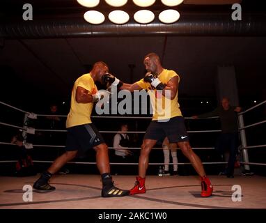 Kell Brook (links) und Kid Galahad bei 12 x 3 Gym, London. Stockfoto