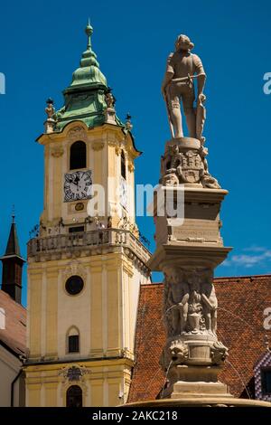 Die Slowakei, Bratislava, Altstadt, Hauptplatz, Brunnen von Maximilian von Andreas Luttringer im Jahre 1572 im Auftrag von König Maximilen mit Palästen aus dem 18. Jahrhundert im Hintergrund Stockfoto