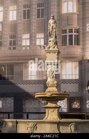 Die Slowakei, Bratislava, Altstadt, Hauptplatz, Brunnen von Maximilian von Andreas Luttringer im Jahre 1572 im Auftrag von König Maximilen mit Palästen aus dem 18. Jahrhundert im Hintergrund Stockfoto