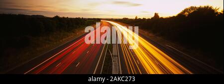 Hohe Betrachtungswinkel und der Verkehr auf der Autobahn, England Stockfoto