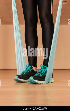 Foto einer jungen Frau Übungen mit der Resistance Band Stockfoto