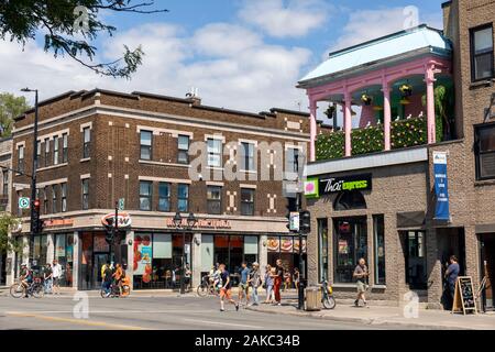 Kanada, Quebec, Montreal, die Plateau-Mont-Royal Nachbarschaft, der Kreuzung der Mont-Royal und Saint-Denis Straßen, Boutiquen und Passanten Stockfoto