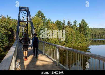 Kanada, Provinz Quebec Shawinigan Mauricie Region, Stadt, La Mauricie Nationalpark, Wapizagonke Shewenegan Recreation Area in der Nähe von See, Gehweg zu Wanderweg Stockfoto