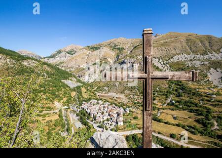 Frankreich, Alpes-Maritimes, Nationalpark Mercantour, Selvage Tal, Saint-Étienne-de-Tinée, Blick auf das Dorf aus dem Claffournier Belvedere Stockfoto