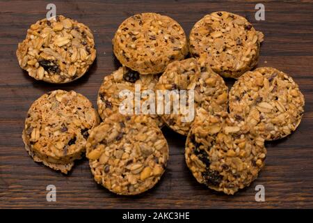 Nahaufnahme von gesunden Shortbread-Haferkuchen auf dem Hintergrund eines alten Holztisches Stockfoto