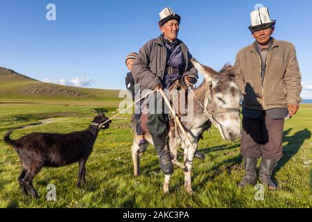 Kirgisistan, Naryn Provinz, Son-Kol See, Höhe 3000m, nomadischen Männer und Kinder vor einer Jurtensiedlung Stockfoto