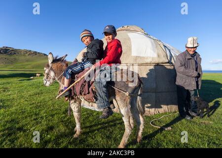 Kirgisistan, Naryn Provinz, Son-Kol See, Höhe 3000m, nomadischen Mann und Kinder vor einer Jurte Stockfoto