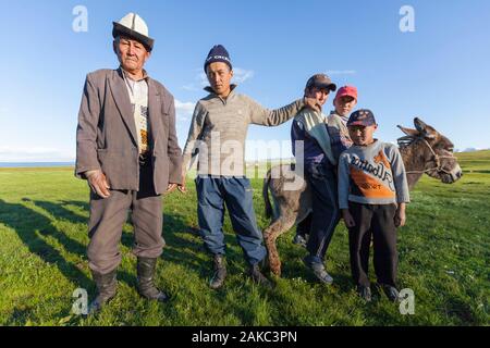 Kirgisistan, Naryn Provinz, Son-Kol See, Höhe 3000m, nomadischen Mann und Kinder vor einer Jurtensiedlung Stockfoto